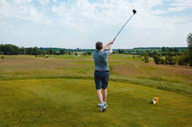 Profesyonel golf sahasında erkek golfçü. Golf sopasıyla vuruşan golfçü.