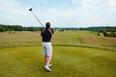 Profesyonel golf sahasında erkek golfçü. Golf sopasıyla vuruşan golfçü.