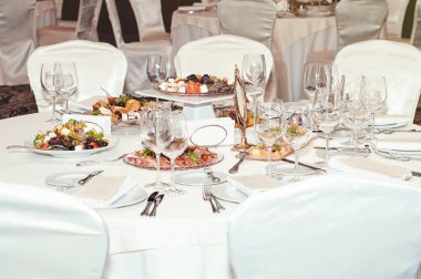 Aperatifleri olan bir restoranda servis edilen beyaz masa..