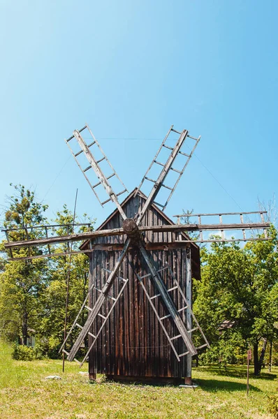 ウクライナ Pereyaslav Khmelnitsky 2019年5月 民俗建築と中世ドニエプルの生活の博物館 初めから風車ですか 何世紀もの間スーミー地域のドヴェジック村は — ストック写真