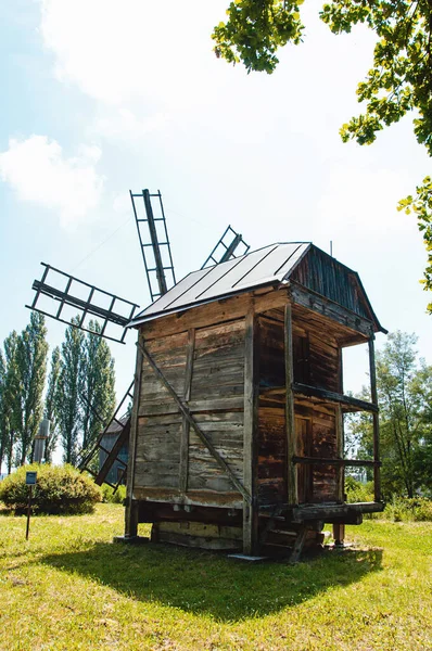 ウクライナ Pereyaslav Khmelnitsky 2019年5月 民俗建築と中世ドニエプルの生活の博物館 初めから風車ですか 何世紀もの間スーミー地域のドヴェジック村は — ストック写真