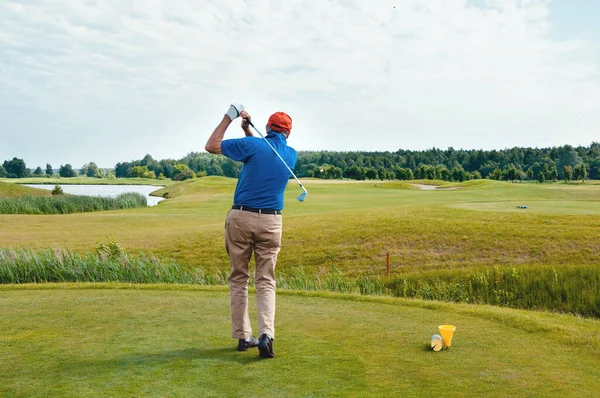 Profesyonel golf sahasında erkek golfçü. Golf sopasıyla vuruşan golfçü.