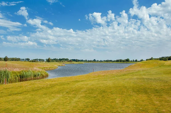 Golf Sahasında Göl Güzel Sülün Mavi Bulutlu Gökyüzü Golf Sahasında — Stok fotoğraf