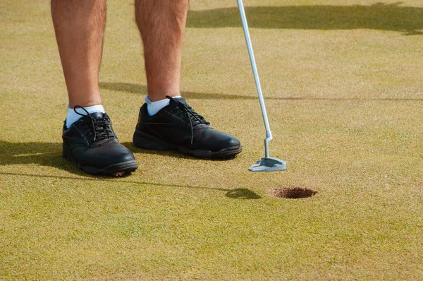 Mężczyzna Golfista Profesjonalnym Polu Golfowym Golfista Kijem Golfowym Strzela — Zdjęcie stockowe