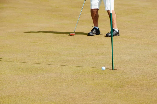 Mężczyzna Golfista Profesjonalnym Polu Golfowym Golfista Kijem Golfowym Strzela — Zdjęcie stockowe