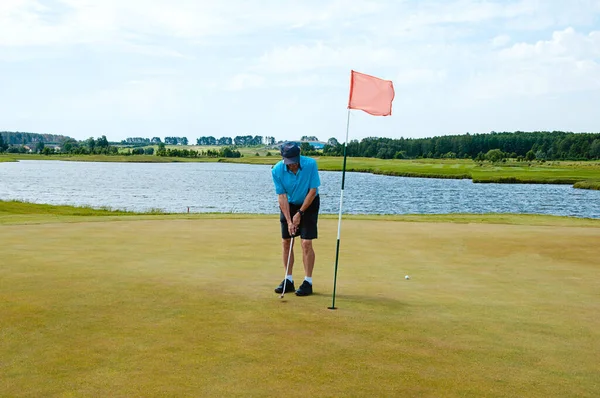 Mężczyzna Golfista Profesjonalnym Polu Golfowym Golfista Kijem Golfowym Strzela — Zdjęcie stockowe