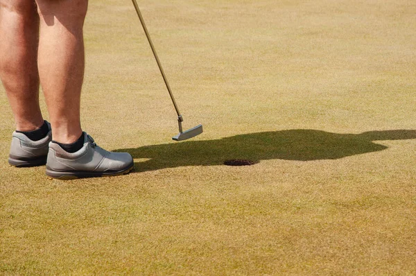 Man Golfspelare Professionell Golfbana Golfare Med Golfklubba Tar Ett Skott — Stockfoto