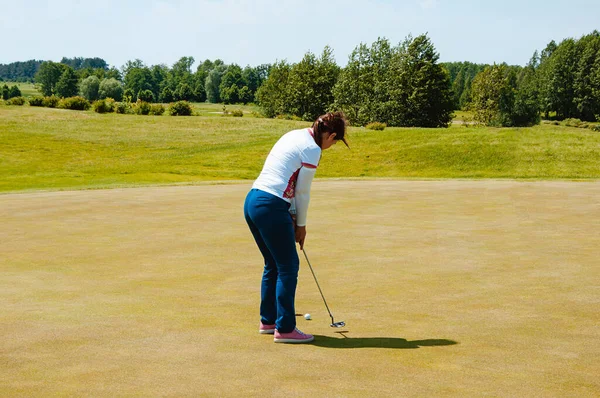 Kobieta Golfistka Uderza Piłkę Polu Golfowym — Zdjęcie stockowe