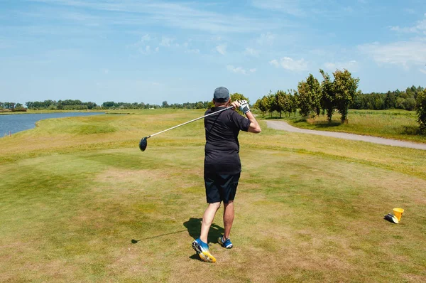 Profesyonel Golf Sahasında Erkek Golfçü Golf Sopasıyla Vuruşan Golfçü — Stok fotoğraf