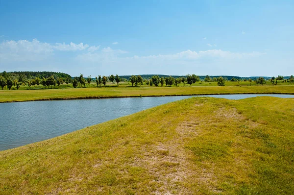 Lago Sul Campo Golf Bellissimo Fagiano Cielo Nuvoloso Blu Alberi — Foto Stock