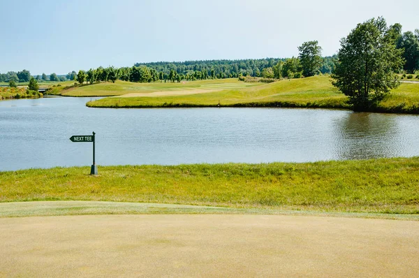 Landschappelijk Uitzicht Het Prachtige Zomerlandschap Met Een Golfbaan Een Meer — Stockfoto