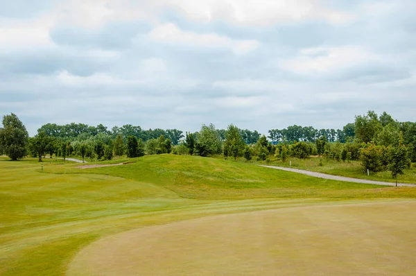 Krásná Letní Krajina Golfovém Hřišti Trávou Kvetoucími Keři Zamračenou Modrou — Stock fotografie