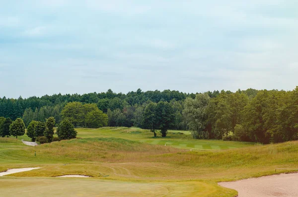 덤불과 하늘이 어우러진 골프장의 아름다운 — 스톡 사진