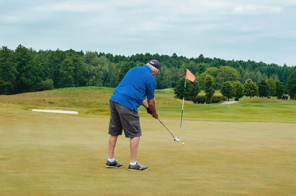 Sportif Joue Golf Donne Coup Pied Balle Sur Terrain Golf — Photo