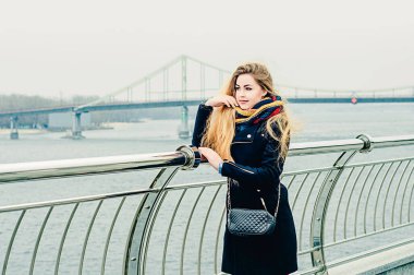 Güzel, genç, neşeli sarışın kış gezintisinde