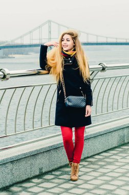 Güzel, genç, neşeli sarışın kış gezintisinde