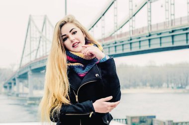 Köprünün arkasında duygusal sarışın bir kadın var..