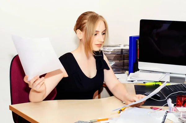 Schöne Business Girl Blondine Sitzt Schreibtisch Büro Und Arbeitet Einem — Stockfoto