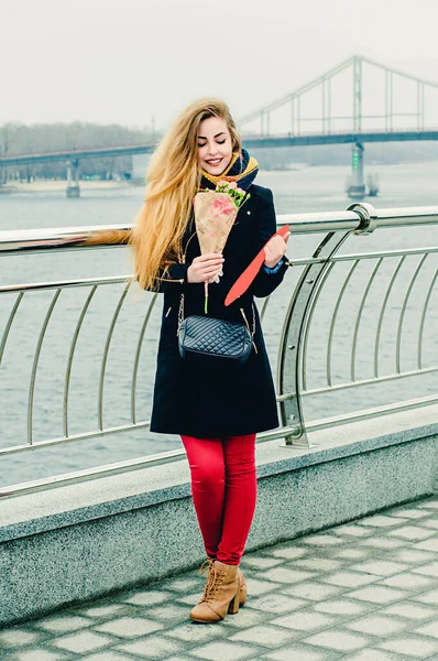아름다운 금발의 꽃다발과 메미데에 발렌타인데이 — 스톡 사진