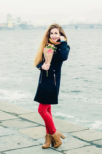 冬の遊歩道にバラの花束を持つ美しい若い陽気なブロンド バレンタインデー — ストック写真