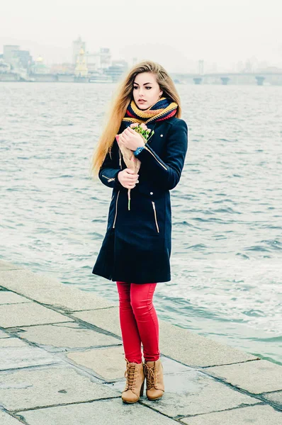 冬の遊歩道にバラの花束を持つ美しい若い陽気なブロンド バレンタインデー — ストック写真