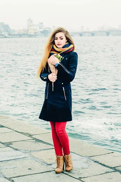 아름다운 금발에 산책로에 꽃다발이 발렌타인데이 — 스톡 사진