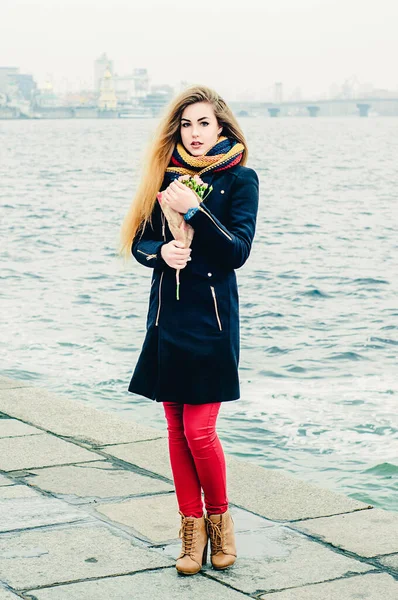 Linda Jovem Loira Alegre Com Buquê Rosas Calçadão Inverno Dia — Fotografia de Stock