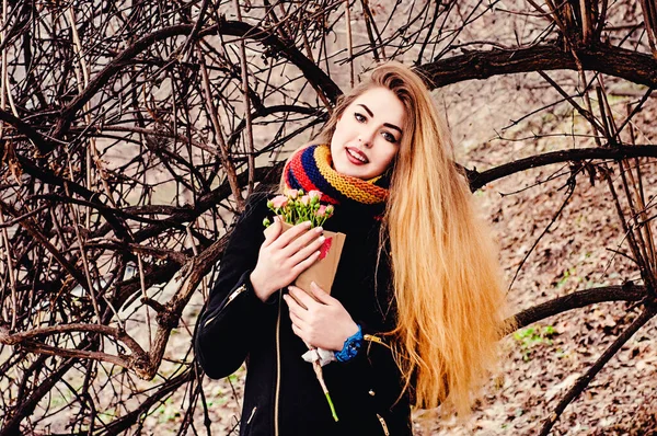 美しいです若いですブロンドとともにバラの花束で冬の公園 — ストック写真