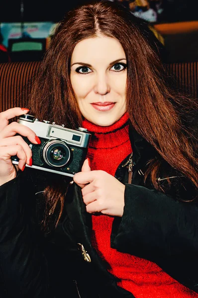 ヴィンテージカメラを持つ若い美しい赤い髪の女の子は カフェで写真を撮ります 写真家の冬の肖像 — ストック写真