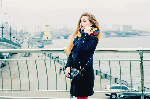 Jovem Loira Bonita Fica Ponte Triste Retrato Inverno — Fotografia de Stock