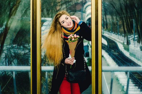 Young Beautiful Blonde Woman Winter Clothes Balcony Building Bouquet Roses — Stock Photo, Image