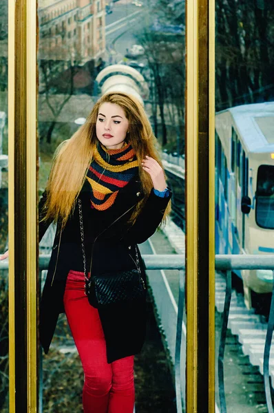 Young Beautiful Blonde Winter Clothes Balcony Building Smiling Her Cityscape — Stock Photo, Image