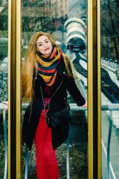 Fiatal Gyönyörű Szőke Téli Ruhákban Épület Erkélyén Mosolyogva Mögötte Városkép — Stock Fotó