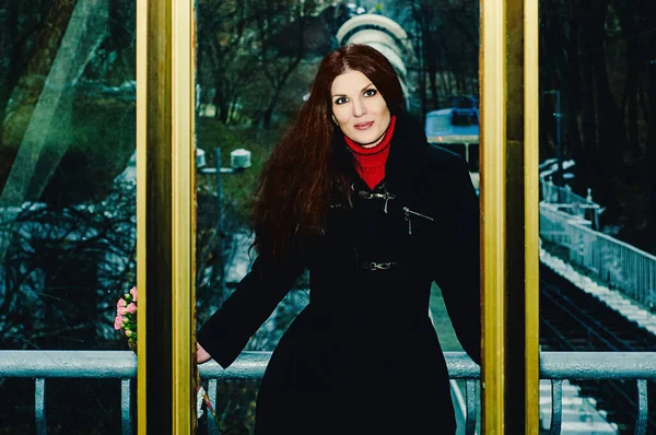 Mladá Krásná Rusovlasá Dívka Zimním Oblečení Balkóně Budovy Usmívá Městská — Stock fotografie
