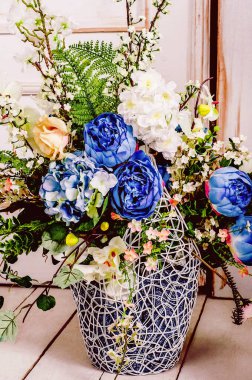 Vazodaki güzel gül masadaki masada.