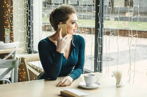 Flicka Sms Smarttelefonen Restaurang Terrass Med Ofokuserad Bakgrund — Stockfoto