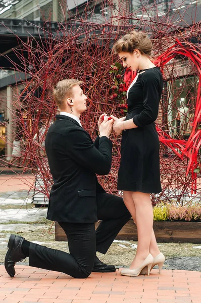 Proposta Casamento Homem Dar Anel Para Sua Menina Jovem Casal — Fotografia de Stock