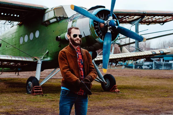 Бородатий Молодий Пілот Тлі Старовинного Літака — стокове фото