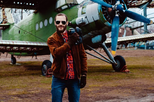 Bärtiger Junger Pilot Hintergrund Eines Oldtimers — Stockfoto