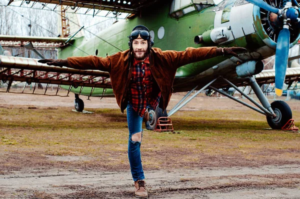 Бородатий Молодий Пілот Тлі Старовинного Літака — стокове фото