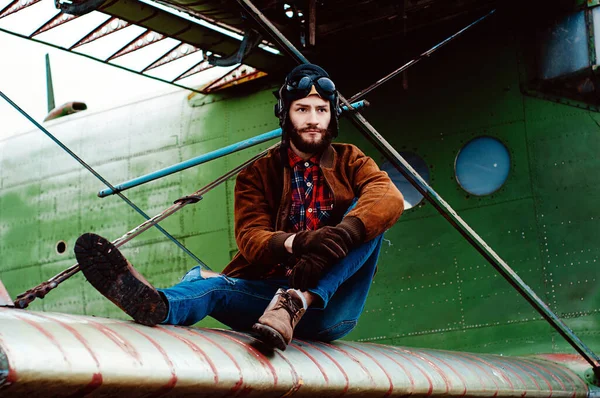 Бородатий Молодий Пілот Сидить Крилі Старого Літака — стокове фото