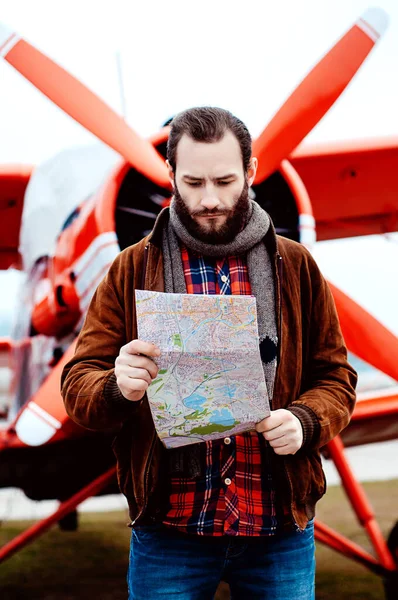 Skäggig Ung Pilot Resenär Står Bakgrunden Röd Gammaldags Flygplan Och — Stockfoto