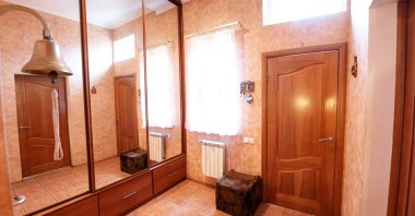 Koridorda aynalı dolap var.