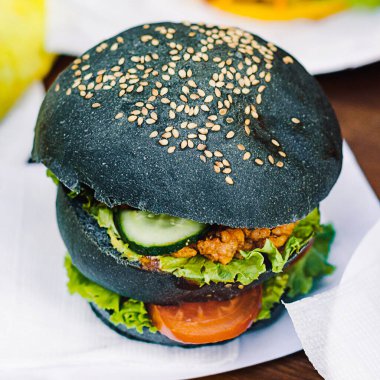 Tabakta siyah burger. Fast food..