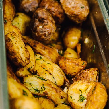 Demir tabakta ızgara patates.