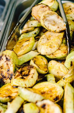 Izgara kabak yanında kekik, limon ve sarımsak.