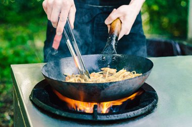 Tavuk, sebze ve fasulye filizi ile karıştırılmış Çin eriştesi. Yemek pişirme süreci