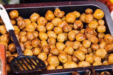 Demir tabakta ızgara patates.