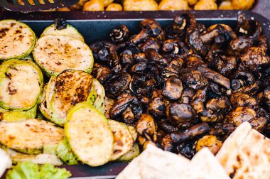 Tabakta ızgara kabak ve mantar.