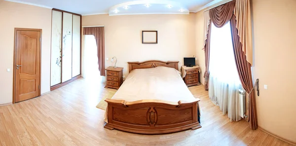 柔らかい光の色の寝室 エレガントな古典的なベッドルームの大きな快適なダブルベッド — ストック写真